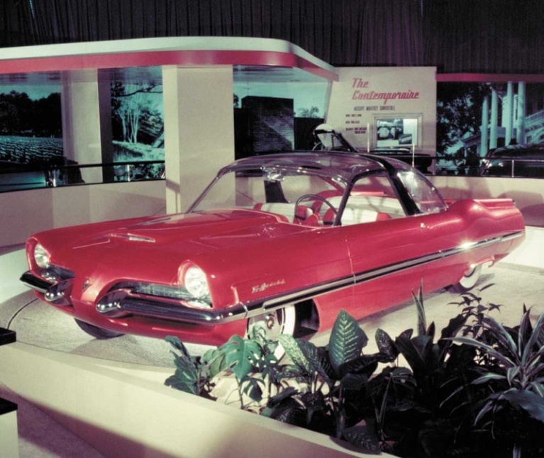 It's the Chicago Auto Show in 1953, the dream car Lincoln XL 500 is presented for the first time.